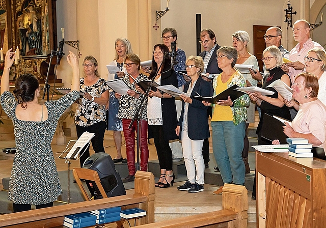 Firmung 2024: Dirigentin Zora Janska holt mit ihren Bewegungen alles aus den Chormitgliedern. Foto: Martin Staub