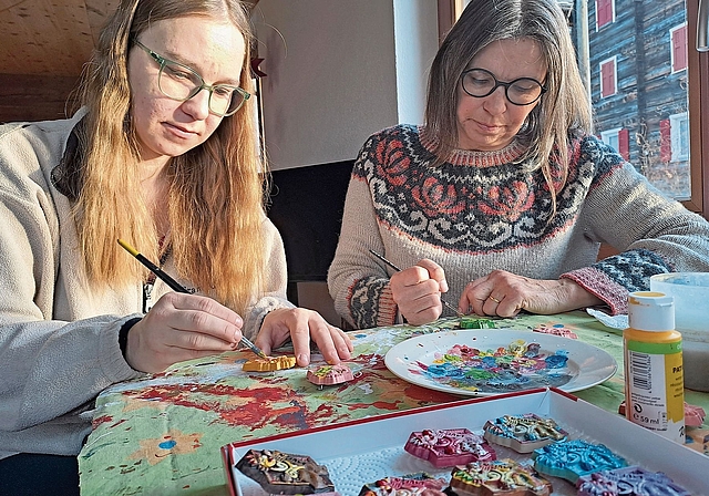 In der Plakettenwerkstatt: Thea Hübscher (l.) und Manuela Pflugi verwandeln bereits seit fast 20 Jahren die Laufner Fasnachtsplakette in kleine Kunstwerke. Foto: zvg