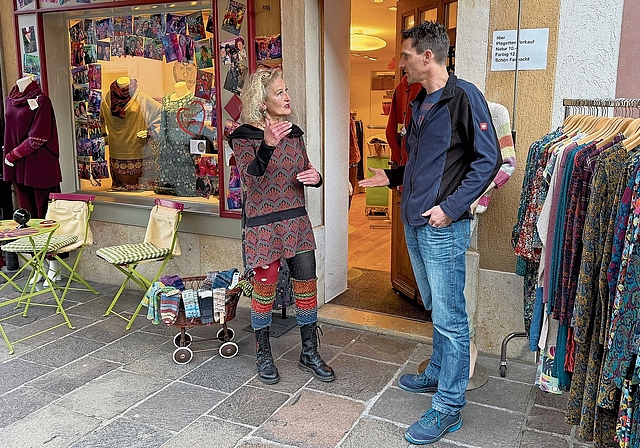 Diskutieren über die Brandschutzmassnahmen: Andrea Guarrera, die ihre Boutique während der Fasnacht in eine Bar umwandelt, und Sascha Kaiser, Brandschutzbeauftragter. Foto: Gaby Walther