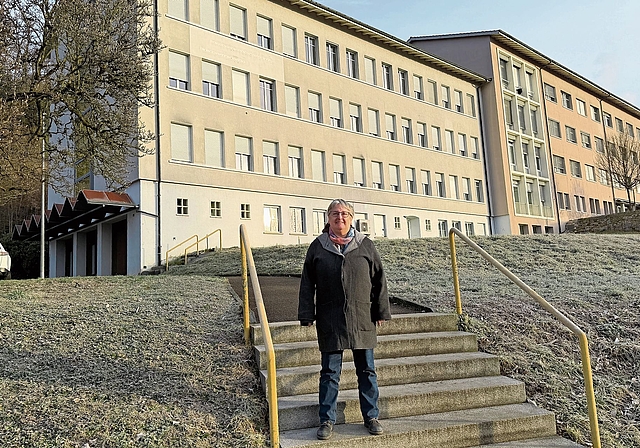 Vor dem ehemaligen Spitalgebäude: Landrätin Margareta Bringold setzt sich für eine Zwischennutzung ein. Foto: Gaby Walther