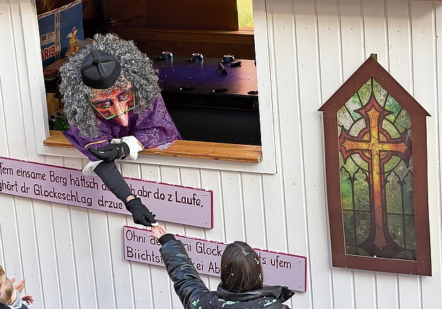 «Almosen»: Die Millennium-Waggis fahren mit der Kirche durch den Umzug und laden zum Beichten ein. Fotos: Gaby Walther