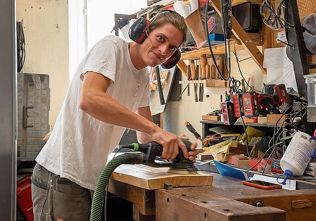 In seiner Werkstatt: Joshua Düblin arbeitet an einem Stück einheimischer Birke. Foto: Martin Staub