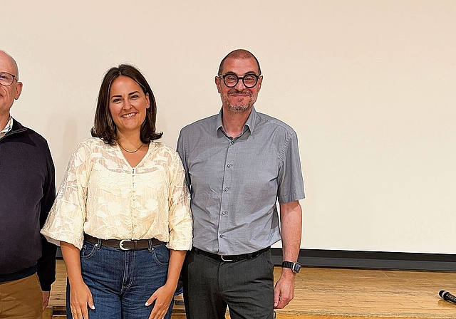Veränderung: Gemeindepräsident Ermando Imondi (r.) verabschiedete Finanzverwalter Michael Schiener und begrüsste die neue Gemeindeverwalterin Julia Bircher. Foto: Gaby Walther