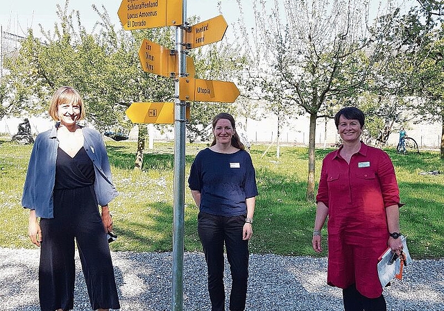 Glückliche Gesichter: Kuratorinnen Katrin Sperry und Anja Seiler sowie Barbara van der Meulen, Programmleiterin Kultur, beim Werk «Ways to the Place» im Klostergarten. Foto: Benedikt Kaiser