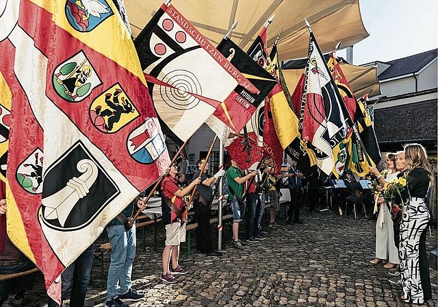 Fahnengruss: Die Schützengesellschaft der Stadt Laufen hiess die Gäste auf dem Helyeplatz mit einem feierlichen Fahnengruss willkommen. Foto: zVg/Sascha Jeger