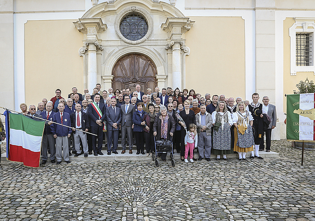 Unverkennbar italienisch: Die Festgemeinde vor dem Dom zu Arlesheim.  Foto: ZVG