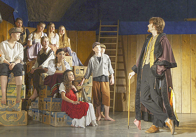 Oliver Twist beim Meisterdieb: Fagin erklärt den Jugendlichen, wie sie an das Diebesgut kommen. Oliver (Uma Dietsche) ganz links, rechts Fagin (Yvan Barth).  Foto: Oliver Sterchi