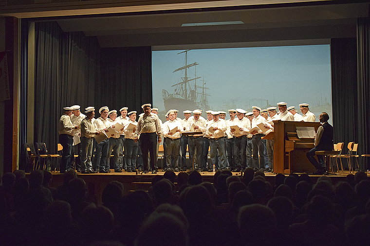 «Junge, fahr nie wieder, nie wieder hinaus …» Der Männerchor Pfeffingen verbreitete Fern- und Heimweh.  Foto: Bea Asper