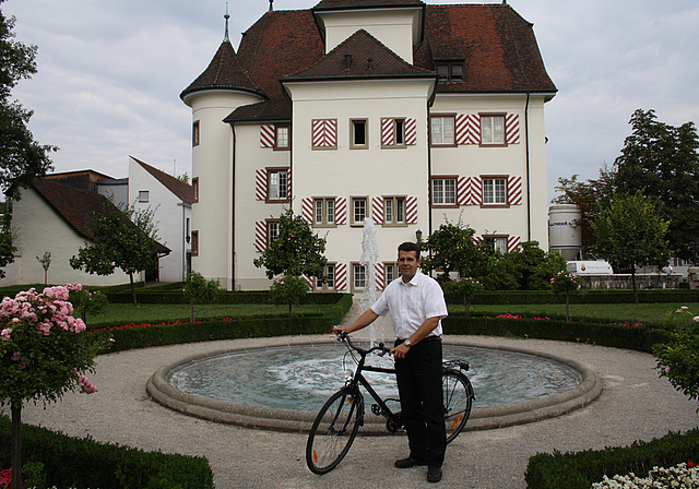 Ort der Inspiration: Im Schlosshof direkt hinter der Gemeindeverwaltung schaltet Nicolas Hug gerne ab. Mehrmals in der Woche nimmt er für seinen Arbeitsweg von Hochwald nach Aesch das E-Bike. Foto: Simon F. Eglin