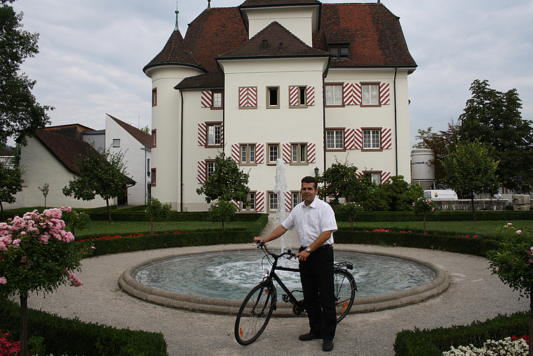 Ort der Inspiration: Im Schlosshof direkt hinter der Gemeindeverwaltung schaltet Nicolas Hug gerne ab. Mehrmals in der Woche nimmt er für seinen Arbeitsweg von Hochwald nach Aesch das E-Bike. Foto: Simon F. Eglin