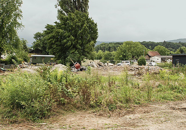 Vorbereitungsarbeiten: Auf dem Gelände «Bodmen» vollzieht die Gemeinde derzeit den Rückbau (Blick von der Benkenstrasse). Ganz rechts aussen der neue Kindergarten.  Foto: Thomas Brunnschweiler