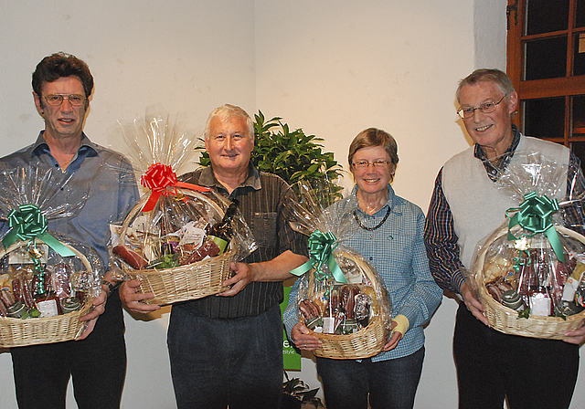 Die vier Jass-Musketiere: (v. l.) Dieter Faller (Telefonjasser), Valentin König (Jasskönig), Rosmarie Müller (beste Jasserin) und Fritz Bigler (Ersatzspieler) werden . Foto: Thomas Brunnschweiler