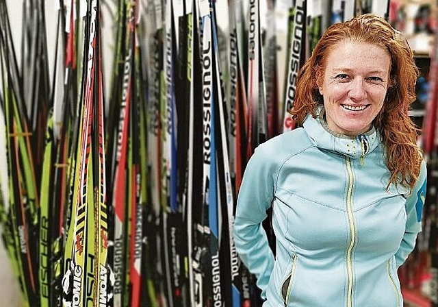 Führt gemeinsam mit ihrem Mann den Sportshop Karrer in Laufen: Regula Blättler vor den wenigen Langlaufski, die noch zur Vermietung zur Verfügung stehen. Foto:  Melanie Brêchet