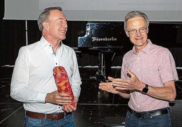 Abschied: Schulratspräsident Karl Wyss (r.) würdigt die zehnjährige Arbeit von Ulrich Thiersch. Foto: Martin Staub