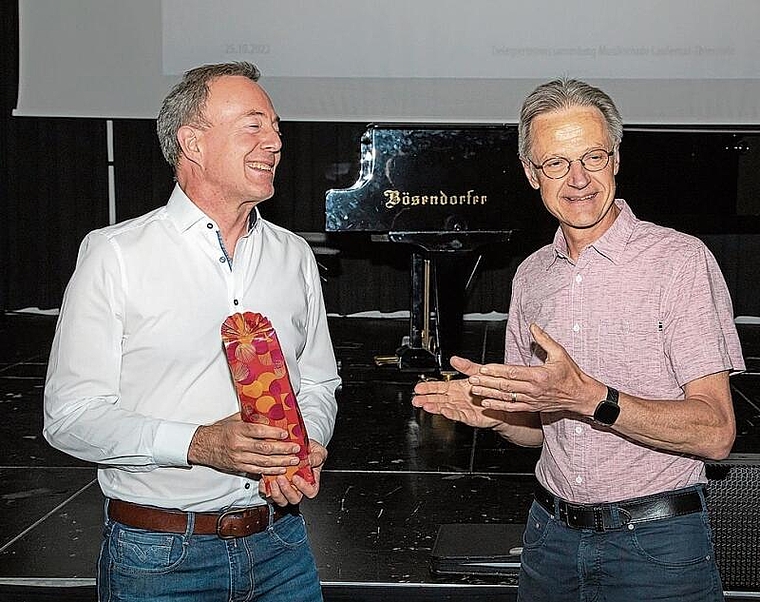 Abschied: Schulratspräsident Karl Wyss (r.) würdigt die zehnjährige Arbeit von Ulrich Thiersch. Foto: Martin Staub