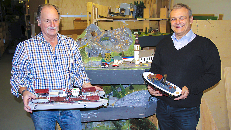 Bereit, «in See» zu stechen: Marcel Häring (l.), Präsident des Vereins Modelleisenbahn Sekundarschule Aesch, und Roger Held, Vizepräsident des Modell-Schiffbau-Clubs Basel.  Foto: Tobias Gfeller