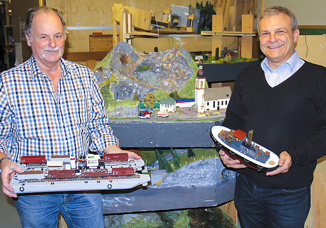 Bereit, «in See» zu stechen: Marcel Häring (l.), Präsident des Vereins Modelleisenbahn Sekundarschule Aesch, und Roger Held, Vizepräsident des Modell-Schiffbau-Clubs Basel.  Foto: Tobias Gfeller