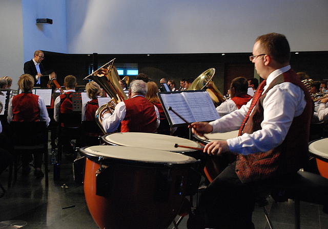 Mit Pauken und Trompeten: Blick aus dem hinteren Teil des Orchesters zum sicher dirigierenden Ueli Kipfer.
