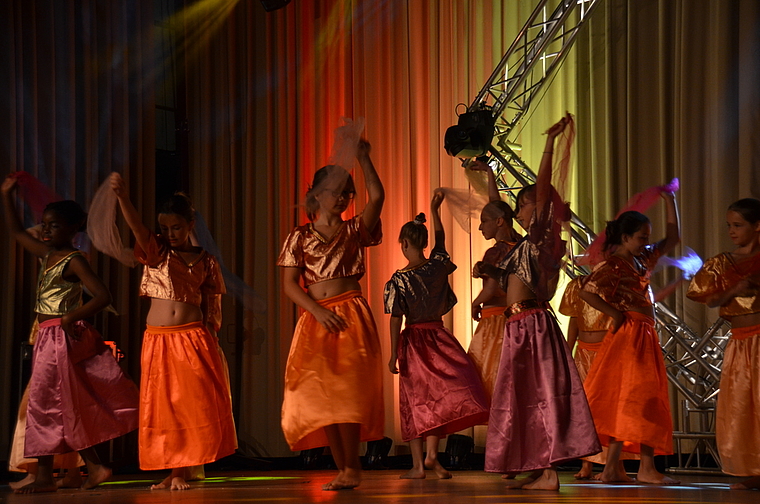 Bollywood in Aesch: Zu indisch anmutenden Klängen tanzten die Mädels auf der Bühne des Löhrenackers.  Foto: Jay Altenbach