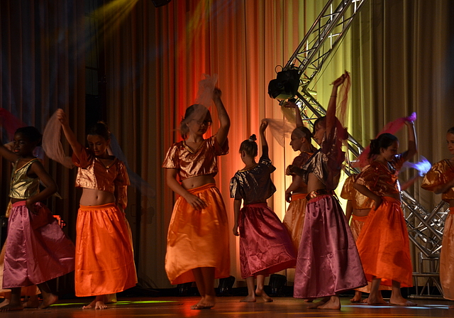 Bollywood in Aesch: Zu indisch anmutenden Klängen tanzten die Mädels auf der Bühne des Löhrenackers.  Foto: Jay Altenbach