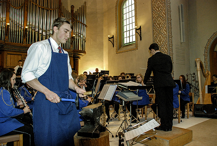 Am Amboss: In Josef Strauss’ «Feuerfest!»-Polka betätigte Mario Hügi dieses ungewöhnliche Perkussions-Instrument.  Foto: Thomas Brunnschweiler