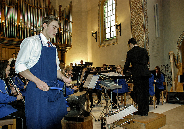 Am Amboss: In Josef Strauss’ «Feuerfest!»-Polka betätigte Mario Hügi dieses ungewöhnliche Perkussions-Instrument.  Foto: Thomas Brunnschweiler