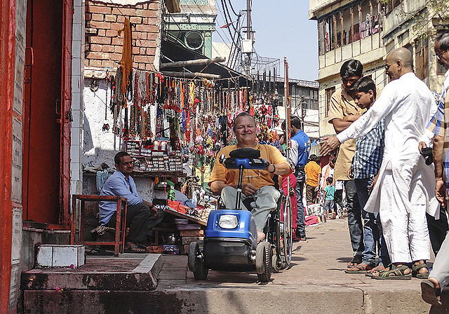 Der geneigte Leser fragt sich: Wie weiter? Walter Beutler mit seinem Swiss-Trac in Pushkar, Rajastan, vor einem Hindernis.  Foto: ZVG/Beat Schaub