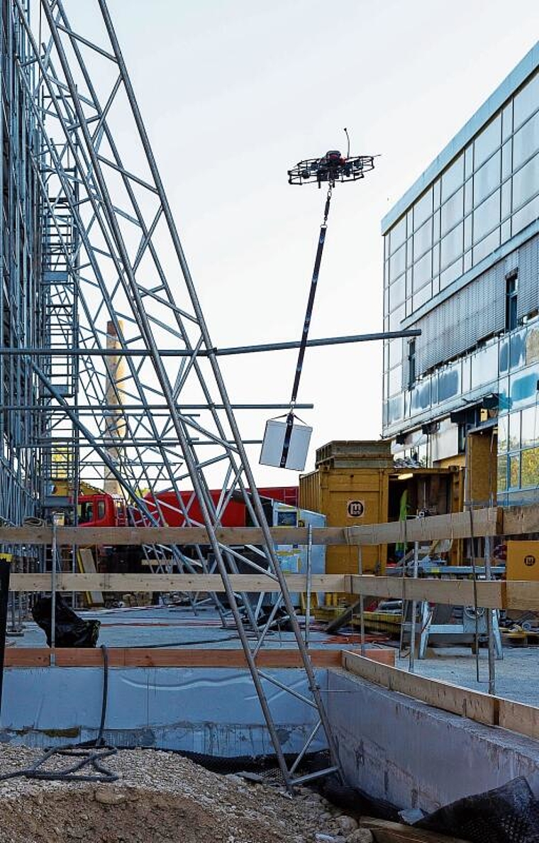 Flug in die Baugrube: Die Drohne brachte eine Schachtel mit guten Wünschen in die Baugrube des künftigen Unterwerks. Foto: ZVG