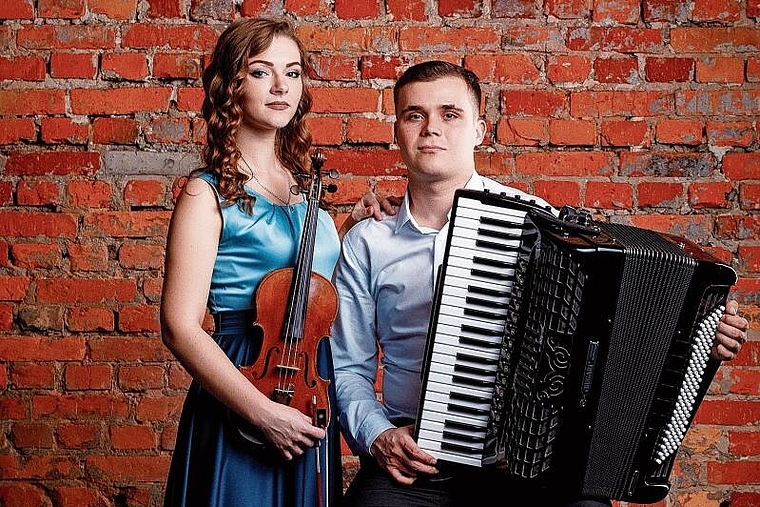 Bringen ukrainische Spielfreude in den Reinacher Gemeindesaal: das «Grazia Duo» mit Anastasiia und Ihor Pliushko. Foto: zVg