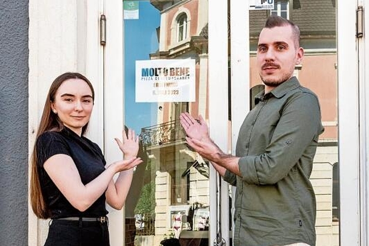 Die neuen Pächter: Unter Florentina Dina und Leonardo Mistretta gibt es an der Laufner Deslbergerstrasse bald auch am Mittag wieder warme Küche.
         
         
            Foto: Nicole Nars-Zimmer