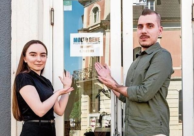 Die neuen Pächter: Unter Florentina Dina und Leonardo Mistretta gibt es an der Laufner Deslbergerstrasse bald auch am Mittag wieder warme Küche.
         
         
            Foto: Nicole Nars-Zimmer