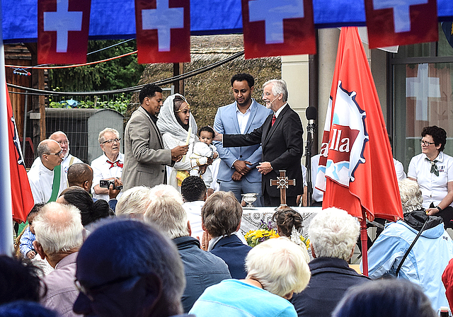 Taufe an der Jodlermesse: Durch Pfarrer Jost Keller wurde ein Flüchtlingskind in die christliche Gemeinde aufgenommen.  Foto: Bea Asper