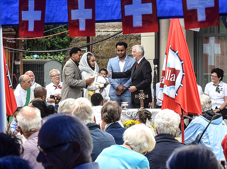 Taufe an der Jodlermesse: Durch Pfarrer Jost Keller wurde ein Flüchtlingskind in die christliche Gemeinde aufgenommen.  Foto: Bea Asper