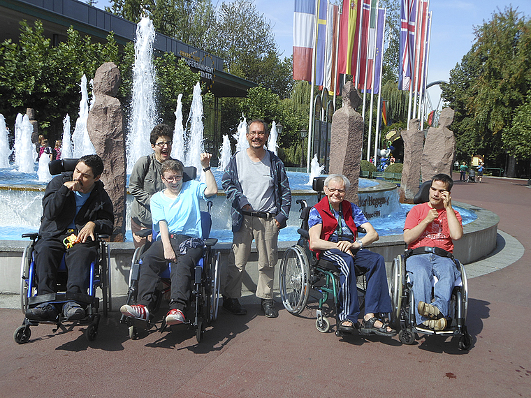 Auch das gehört zum Leben im Dychrain: Bewohner des Wohnheims machen einen Ausflug in den Europapark.  Foto: ZVG