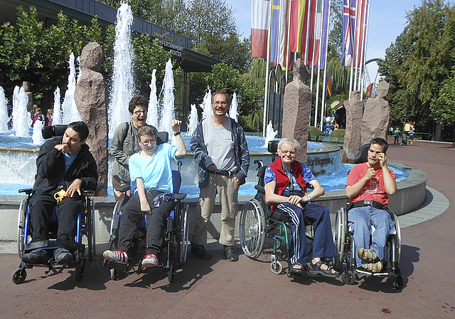 Auch das gehört zum Leben im Dychrain: Bewohner des Wohnheims machen einen Ausflug in den Europapark.  Foto: ZVG