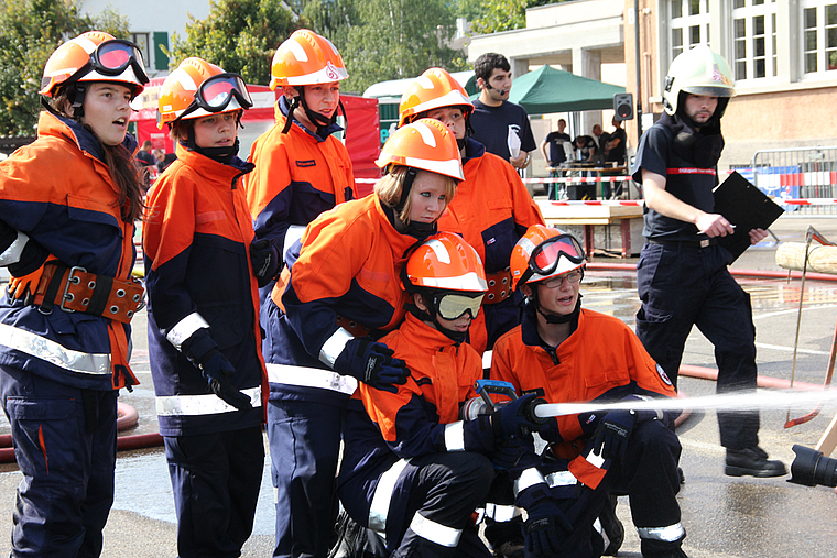 Volle Konzentration: Beim Posten 4 mussten die künftigen Feuerlöscher mit verbundenen Augen Tennisbälle abschiessen. Foto: Guido Herklotz