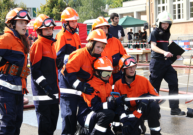 Volle Konzentration: Beim Posten 4 mussten die künftigen Feuerlöscher mit verbundenen Augen Tennisbälle abschiessen. Foto: Guido Herklotz