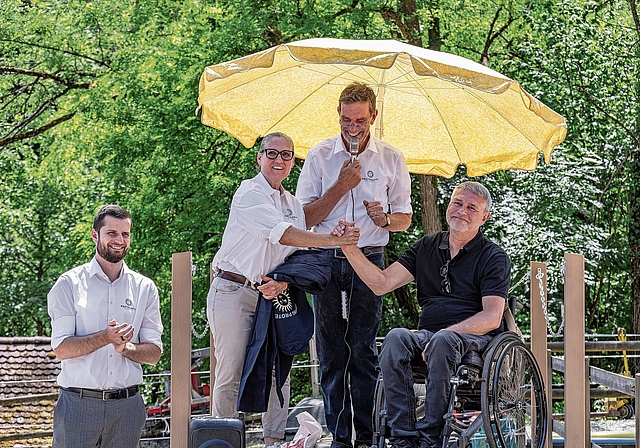 Ansprachen: Gemeindepräsident Pulver (r.) hielt die Laudatio. Neben ihm die Stiftungsräte Niggi Thurnherr (2. v. r.), Gabriela Pertner Volpe (2. v. l.) und Gabriel Plinke. Foto: Heiner Leuthardt