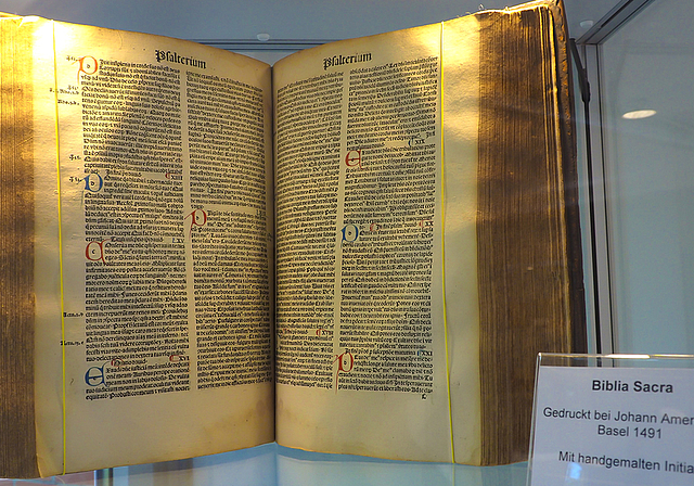 527 Jahre alt: Die von Johann Amerbach in Basel anno 1491 gedruckte Biblia Sacra mit handgemalten Initialen.  Foto: Caspar Reimer