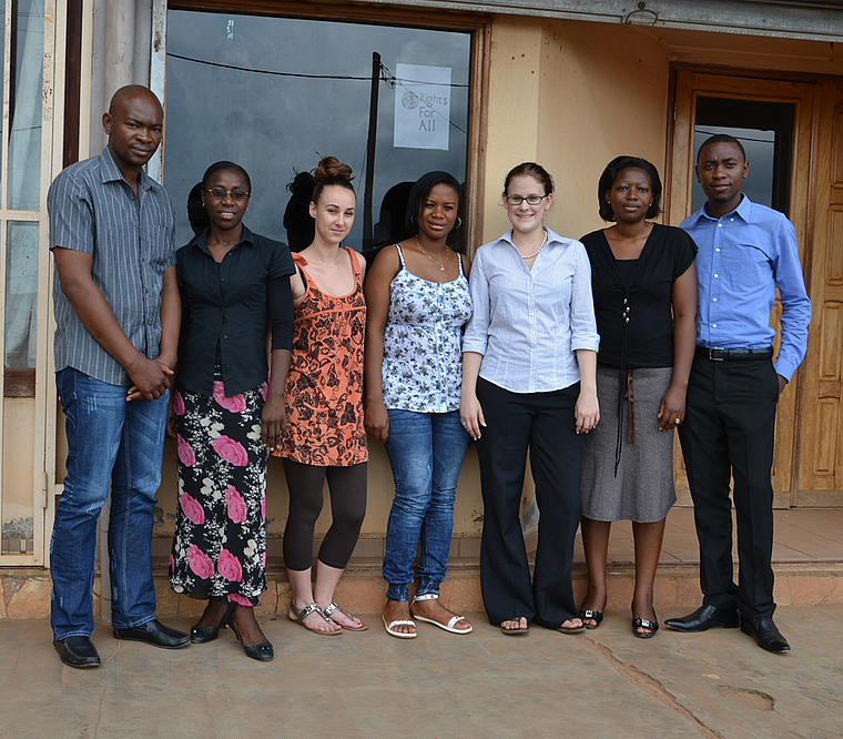 Vor dem Büro in Yaoundé: Barbara Schuler (3. v. r.) mit Partner Tabi Joseph Tabi Owan (ganz links) und ihrem Team. Foto: ZVG