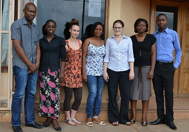 Vor dem Büro in Yaoundé: Barbara Schuler (3. v. r.) mit Partner Tabi Joseph Tabi Owan (ganz links) und ihrem Team. Foto: ZVG