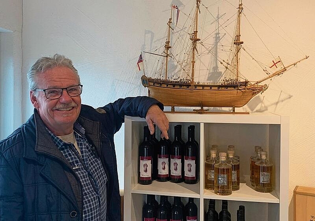 Thront über dem hauseigenen Wein: Das erste Modellschiff von André Fanti. Foto: Florin Bürgler
