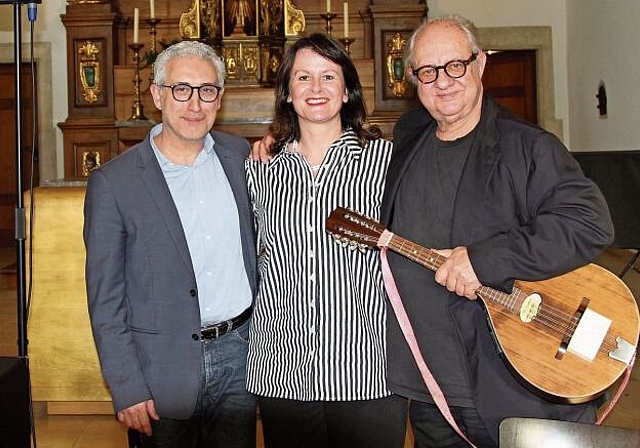 Holten Venedig nach Dornach: (v. l.) Musiker Lorenzo Petrocca, Barbara van der Meulen, Programmleiterin Kloster Dornach, und Sternekoch Vincent Klink. Foto: Florin Bürgler