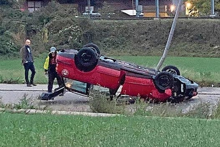 Unfall: Die Anwohner lenkten den Verkehr, bis die Polizei kam. Foto: Walter Tschopp-Buxtorf