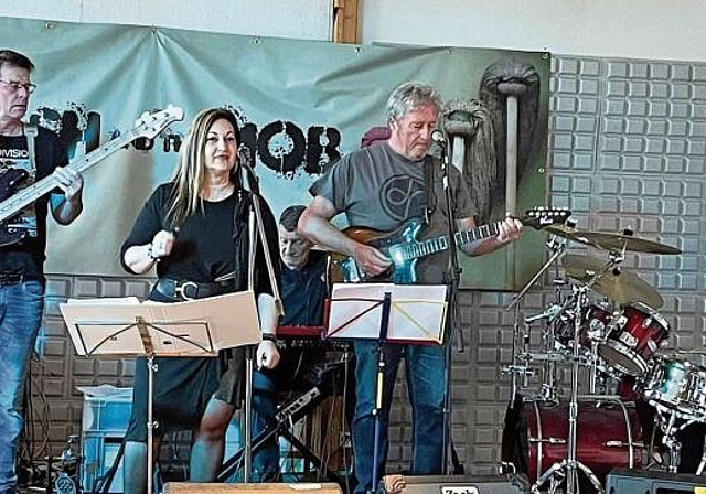 Erste Probe im Übungsraum von Wish and the Mob: (v.l.) Bassist Albert Illi, Sängerin Anna Villarosa, Schlagzeuglehrer Antonio Maggio und einer seiner Schüler am Schlagzeug. Foto: zVg