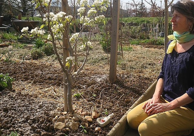 <em>Familientrauerbegleiterin: </em>Judith Züger in ihrem Garten in Breitenbach.<em> Foto: ZVG</em>