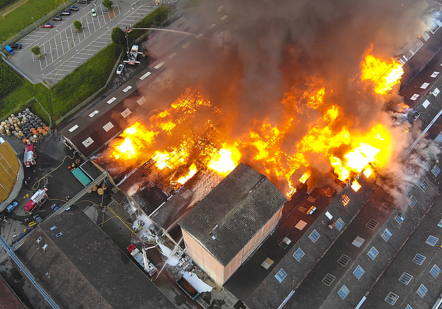 Grossbrand: Rund um das Industrieareal an der Wahlenstrasse in Laufen brannte es am Freitagmorgen lichterloh. Foto: zvg