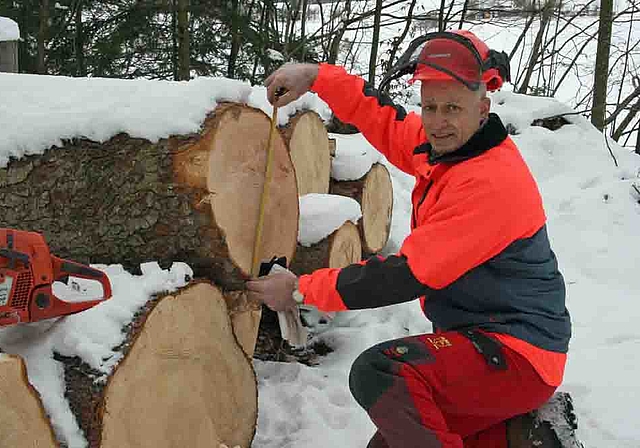 Andreas Vögtli, Büren: Der neue Präsident des Solothurnischen Bauernverbands. Im Winter ist er vorwiegend im Wald bei Holzarbeiten anzutreffen.  Foto: Benildis Bentolila