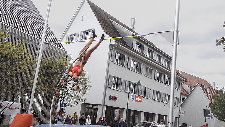 Spektakulär: Die spätere Siegerin bei den Frauen, Angelica Moser, schraubt sich dynamisch in die Höhe.  Foto: Tobias Gfeller