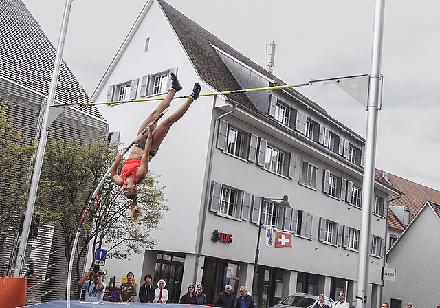 Spektakulär: Die spätere Siegerin bei den Frauen, Angelica Moser, schraubt sich dynamisch in die Höhe.  Foto: Tobias Gfeller